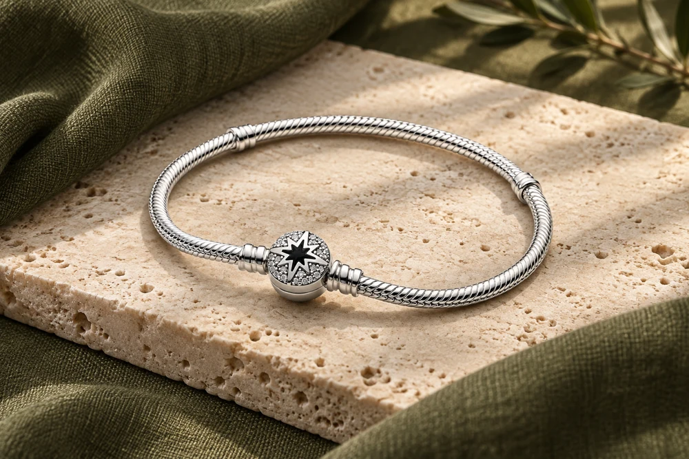 Scena editoriale con Pandora | Bracciale Stella Polare | Maglia snake