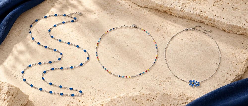 Scena editoriale con Chantecler Collana lunga in argento e smalto blu, Chantecler | Collana Donna | Gocce Smaltate Multicolor | Argento | 42 cm, Chantecler Collana Donna Fiore Non Ti Scordar Di Me | Argento 925 | Et Voilà