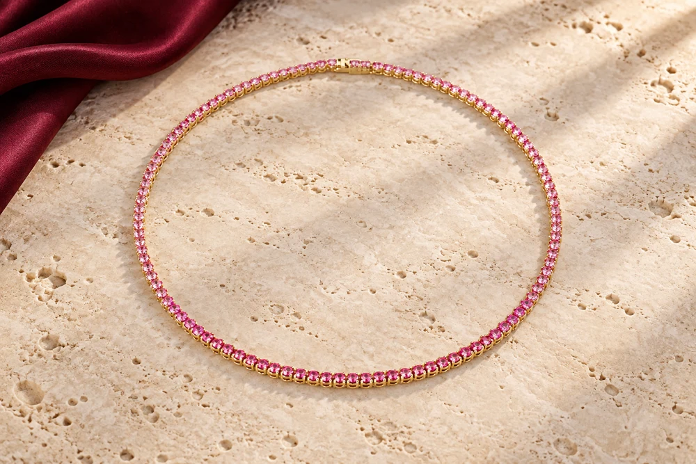 Scena editoriale con Swarovski | Collana Matrix Tennis | Cristalli rosa