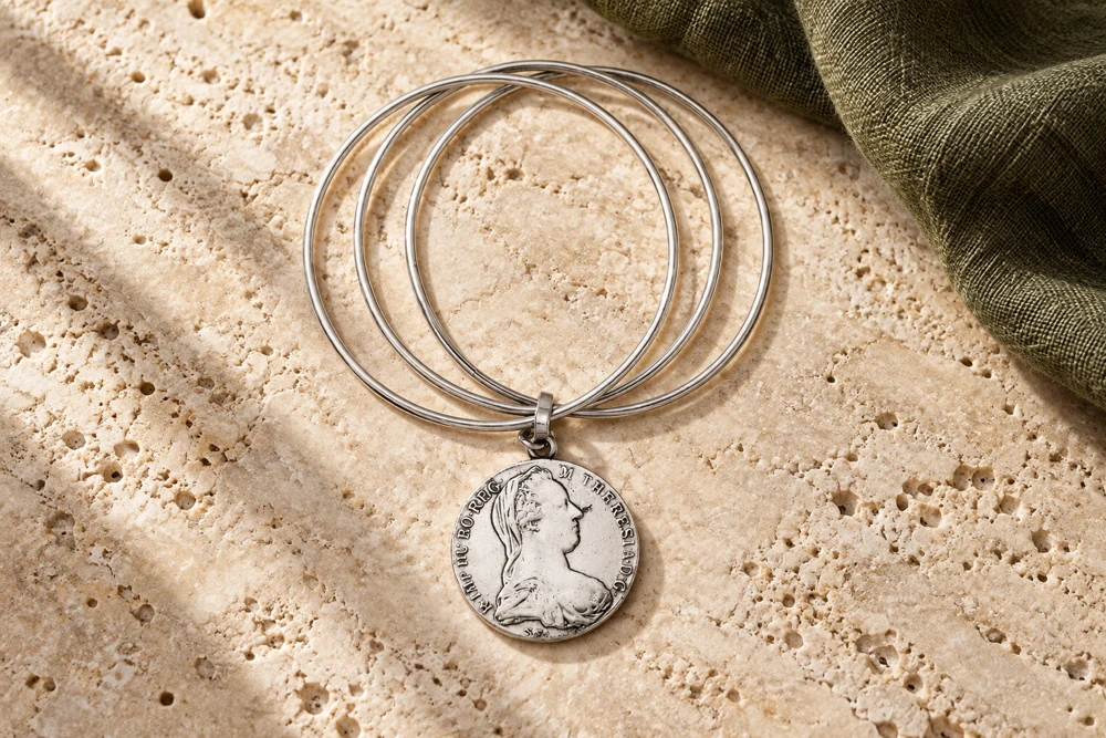 Scena editoriale con Giovanni Raspini Bracciale Argento Tre Fili Tallero | Argento 925 | Monete