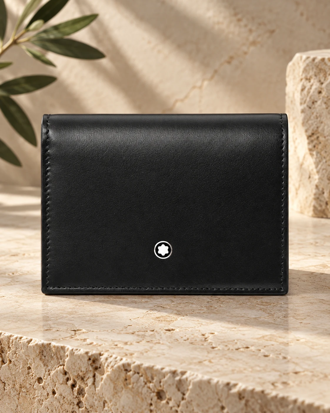 Portafoglio Montblanc Soft Nano Continental in pelle nera su pietra color avorio.